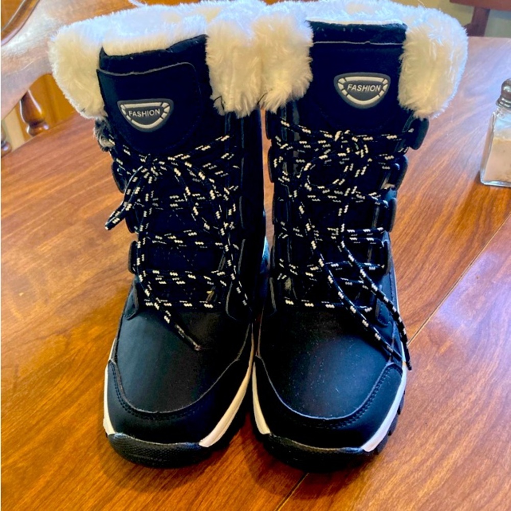 Brand new in bag, girls size 5 1/2 snow boots very cute never worn